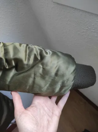 Abrigo Kalare verde con capucha y pelo