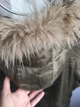 Abrigo Kalare verde con capucha y pelo