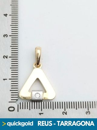035-03-00650 COLGANTE ORO DE 18K TRIANGULAR