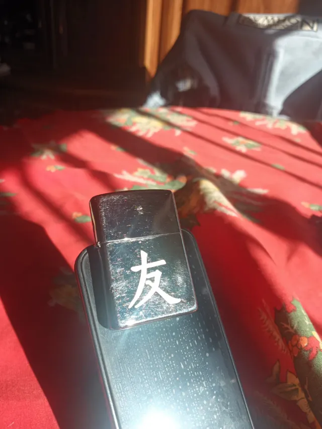 Zippo con Kanji Amigo