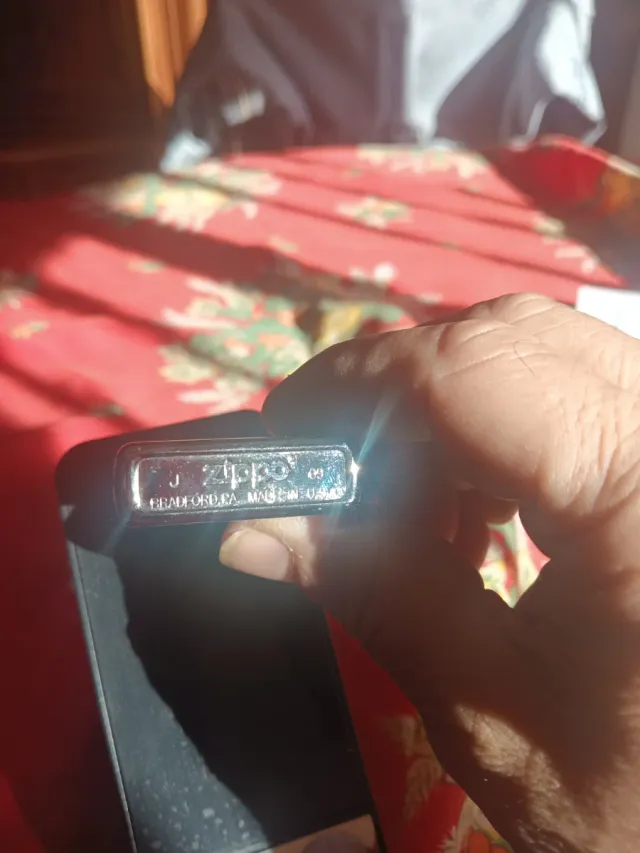 Zippo con Kanji Amigo