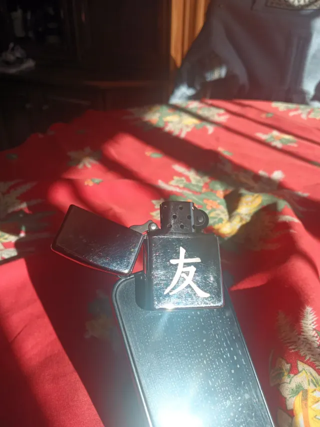 Zippo con Kanji Amigo