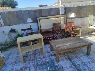 Vari mobili: letto, tavoli, sedie