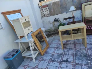 Vari mobili: letto, tavoli, sedie