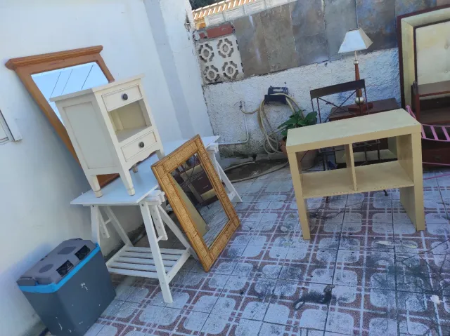 Muebles varios: cama, mesas, sillas