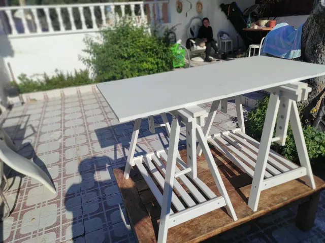 Muebles varios: cama, mesas, sillas