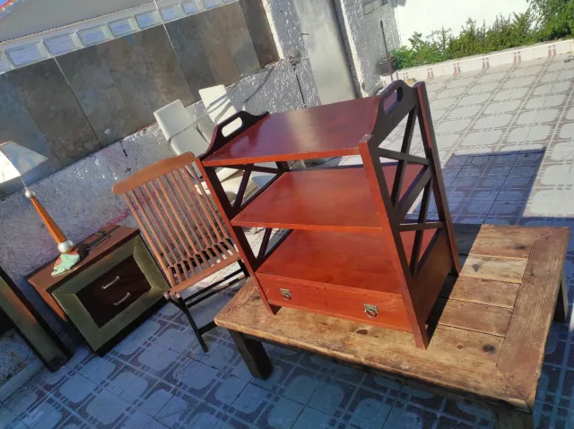 Muebles varios: cama, mesas, sillas