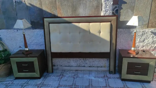 Muebles varios: cama, mesas, sillas