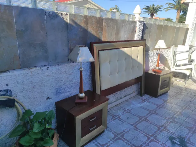 Muebles varios: cama, mesas, sillas