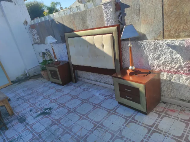 Muebles varios: cama, mesas, sillas