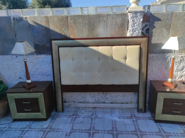 Muebles varios: cama, mesas, sillas