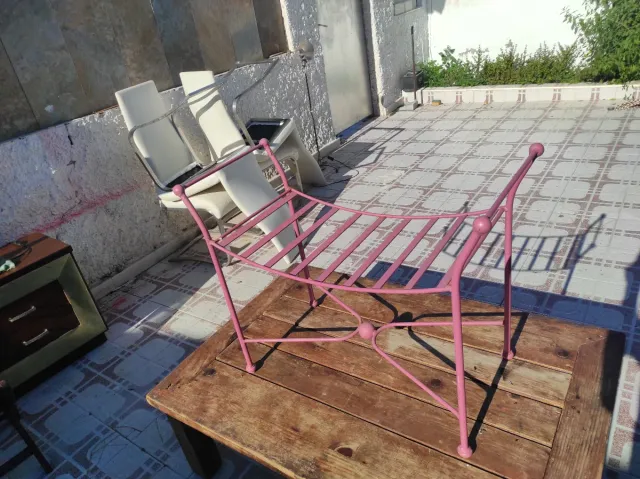 Muebles varios: cama, mesas, sillas