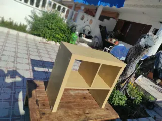 Vari mobili: letto, tavoli, sedie