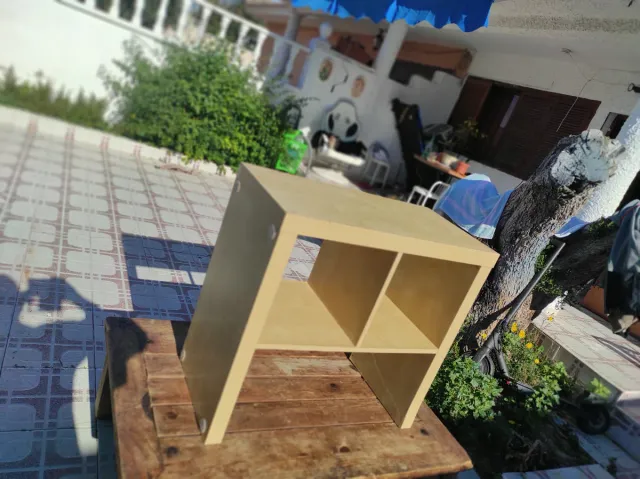 Muebles varios: cama, mesas, sillas