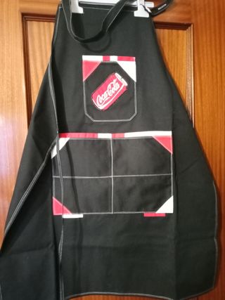 Delantal hecho a mano con diaeño de Coca-Cola