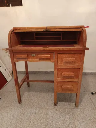 Antiguo escritorio de madera con persiana, Buro