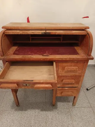 Antiguo escritorio de madera con persiana, Buro