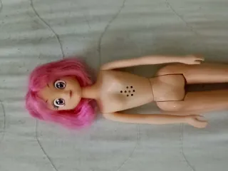 Bambola con capelli rosa