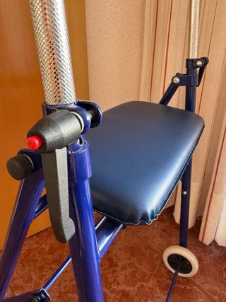 Andador para mayores azul con asiento acolchado.