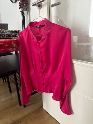 Blusa Zara encaje fucsia