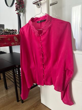 Blusa Zara encaje fucsia
