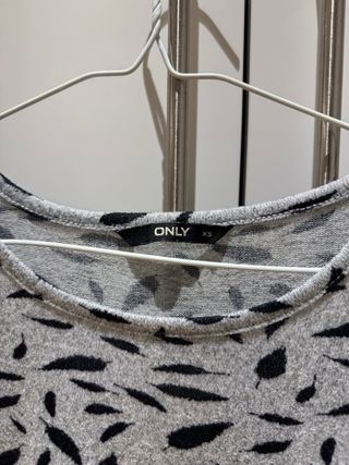 Vestido de punto ONLY gris estampado talla XS