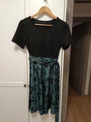 Vestido negro y verde con cinturón