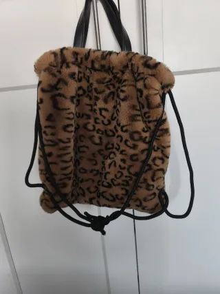 Bolso de pelo leopardo también mochila