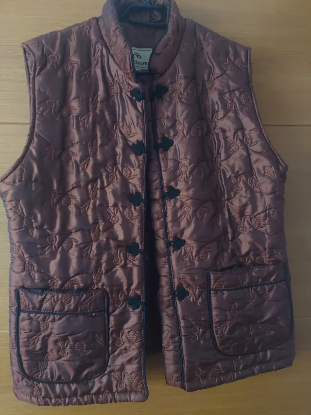 Chaleco acolchado mujer bordado