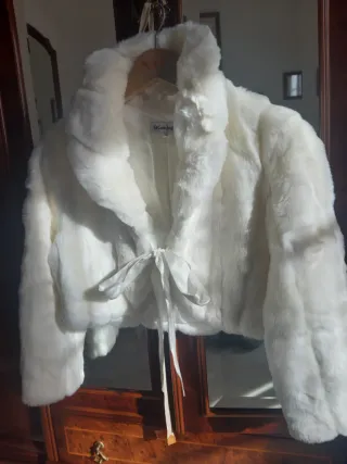 Chaqueta pelo sintético tipo bolero.