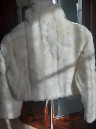 Chaqueta pelo sintético tipo bolero.