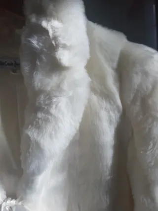 Chaqueta pelo sintético tipo bolero.