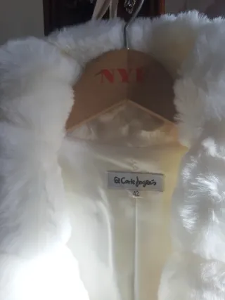 Chaqueta pelo sintético tipo bolero.