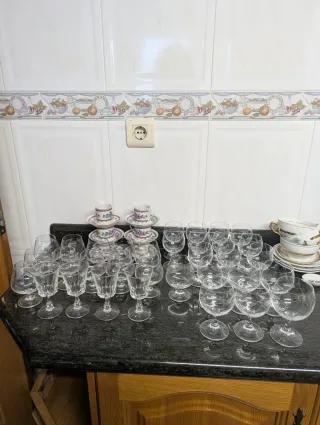 Juego de copas y tazas de porcelana