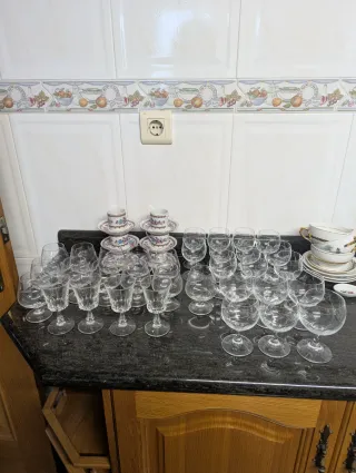 Juego de copas y tazas de porcelana