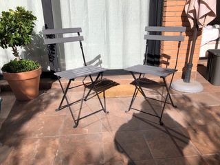 Due sedie pieghevoli Ikea per terrazza in grigio gesso