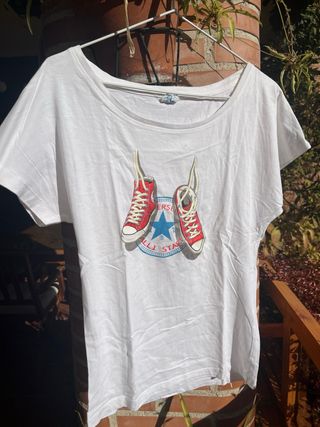 Camiseta JHK Blanca Estampado Zapatillas Convers