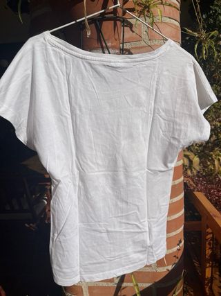 Camiseta JHK Blanca Estampado Zapatillas Convers