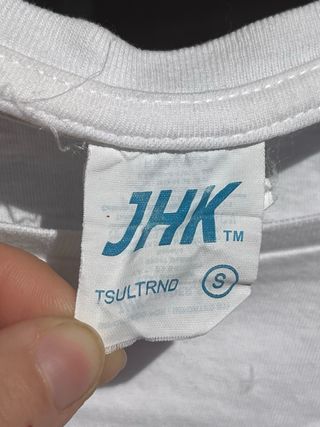 Camiseta JHK Blanca Estampado Zapatillas Convers