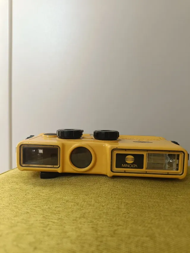 Minolta Vs Comet Fotocamera Gialla