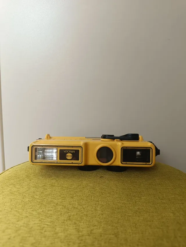 Minolta Vs Comet Fotocamera Gialla