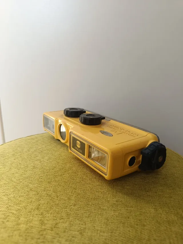 Minolta Vs Comet Fotocamera Gialla