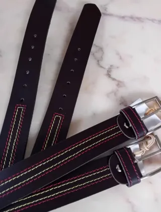 Cinturón de piel con hilos