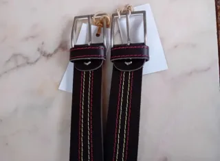 Cinturón de piel con hilos