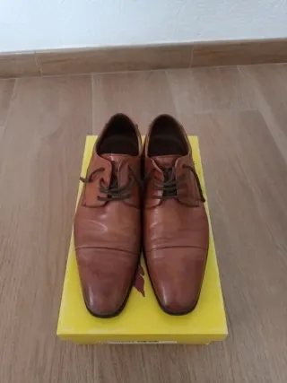 Zapatos de vestir marrones para hombre.