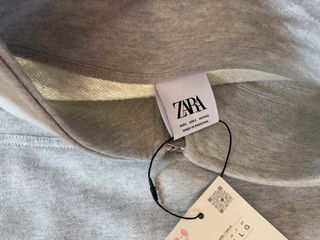 Sudadera gris con cremallera