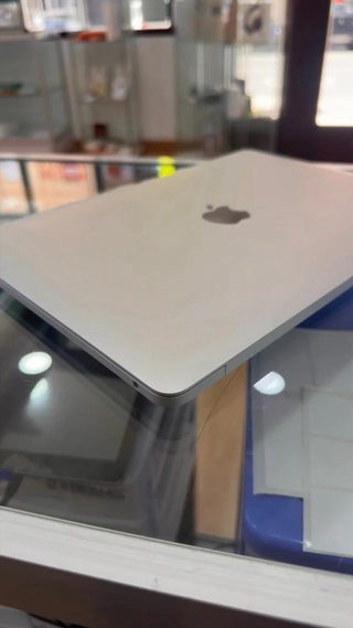 MacBook Pro 2020 Plata 512GB / 8GB RAM