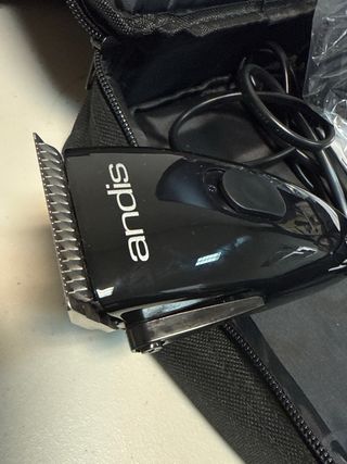 Máquina corta pelos Andis negra