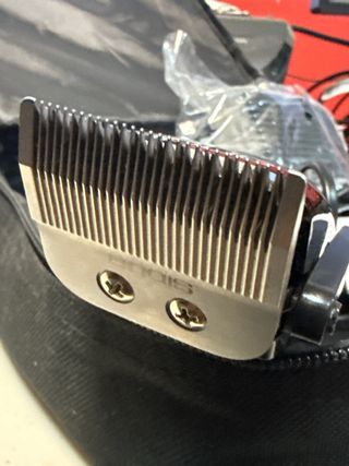 Máquina corta pelos Andis negra