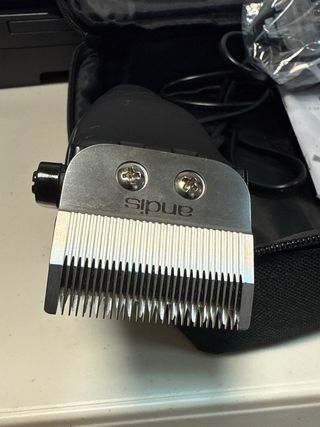 Máquina corta pelos Andis negra